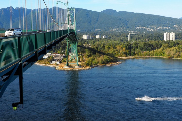Lions Gate Bridge facing North Shore Mountains, Vancouver, British Columbia