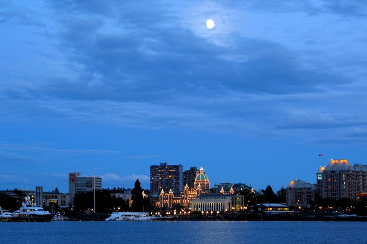 Landscape view of Victoria Parliament Buildings at night with full moon