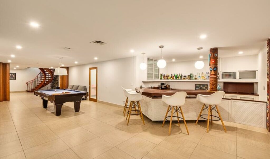 Salon du sous-sol avec cuisine et table de billard