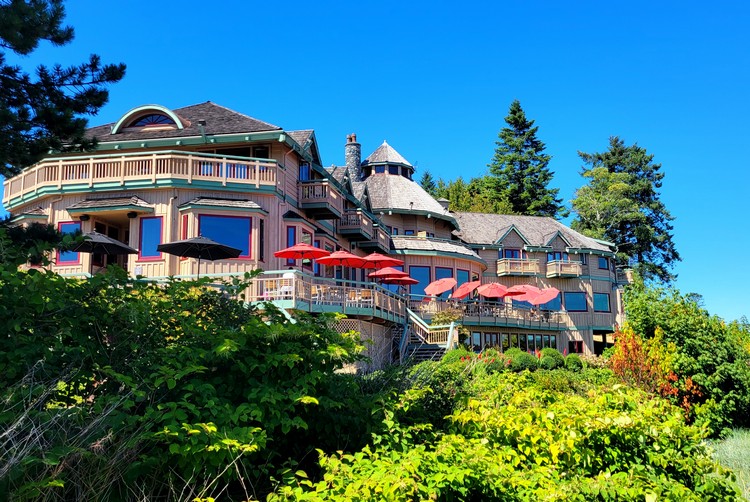 Painter's lodge restaurant with outdoor patio views of Discovery Passage, Campbell River fishing lodge accommodations 