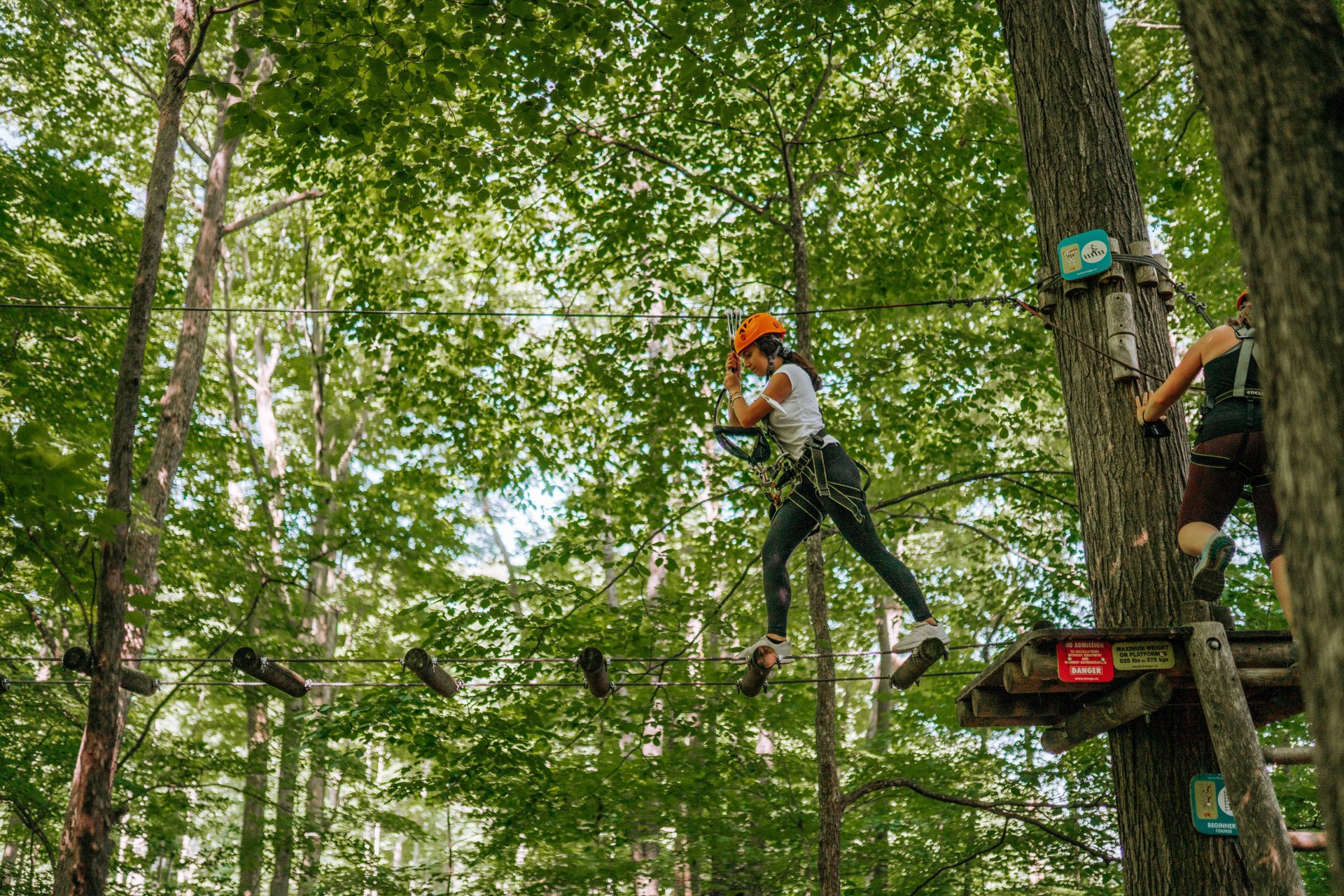 person doing a ropes course / personne effectuant un parcours d'escalade