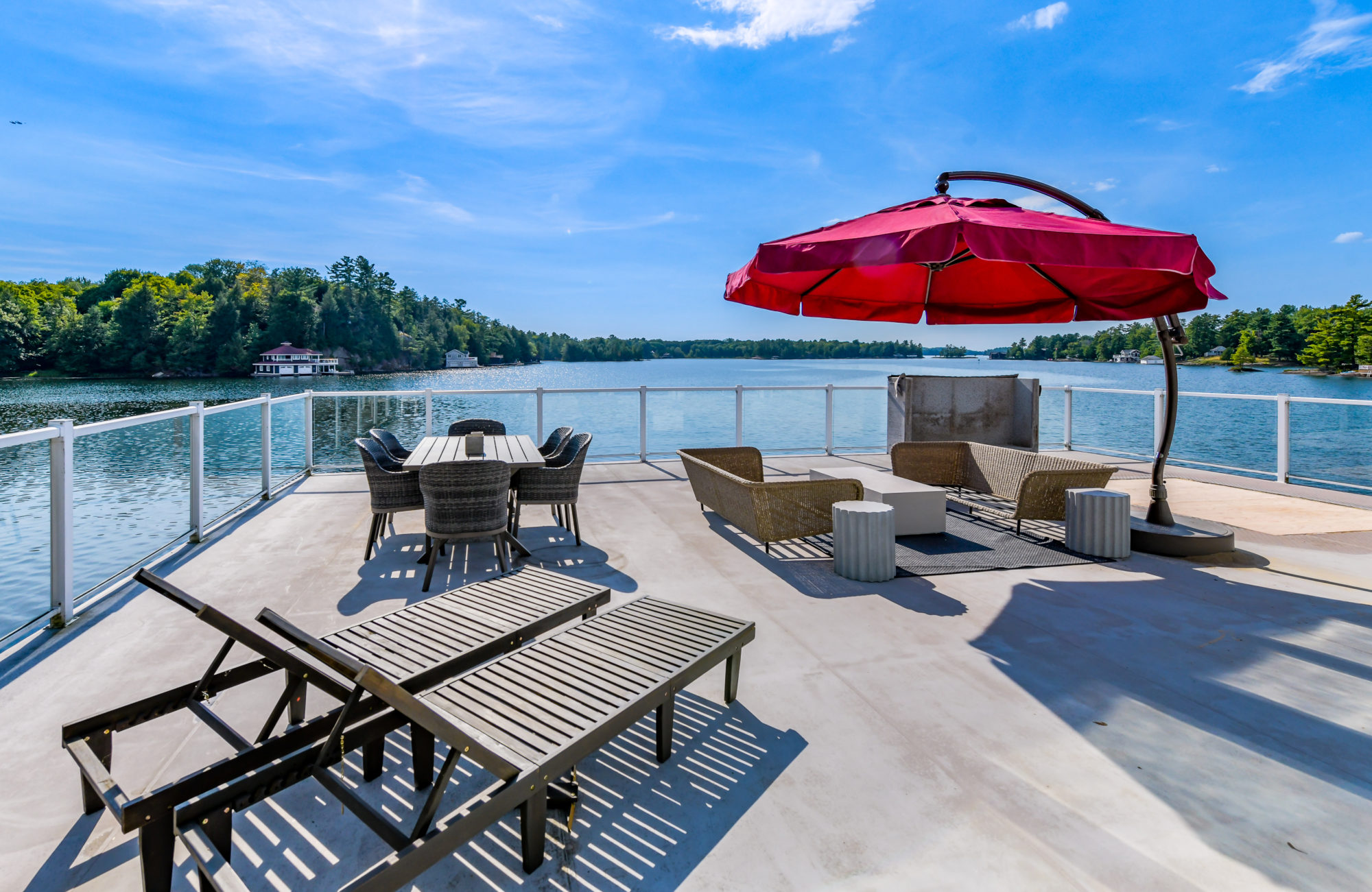 The boathouse terrace is ideal for parties. 