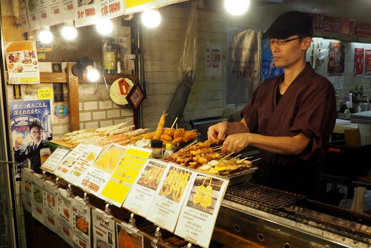 Yakitori and deep fried skewers at a stall in Nishiki Market in Kyoto, Guide to food in Japan for tourists